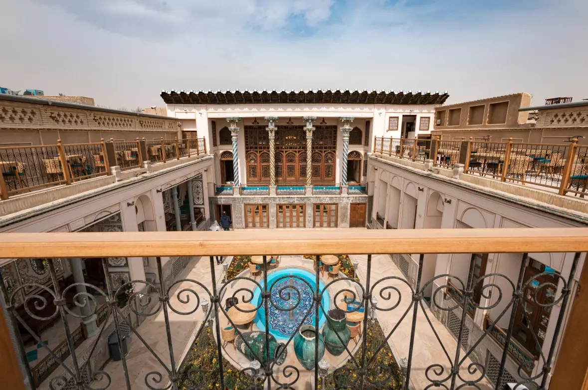 Alibaba https://cdn.alibaba.ir/ostorage/hotel-accommodation-images/697741a746ae9d8e6fb49c07_حیاط (1).webp